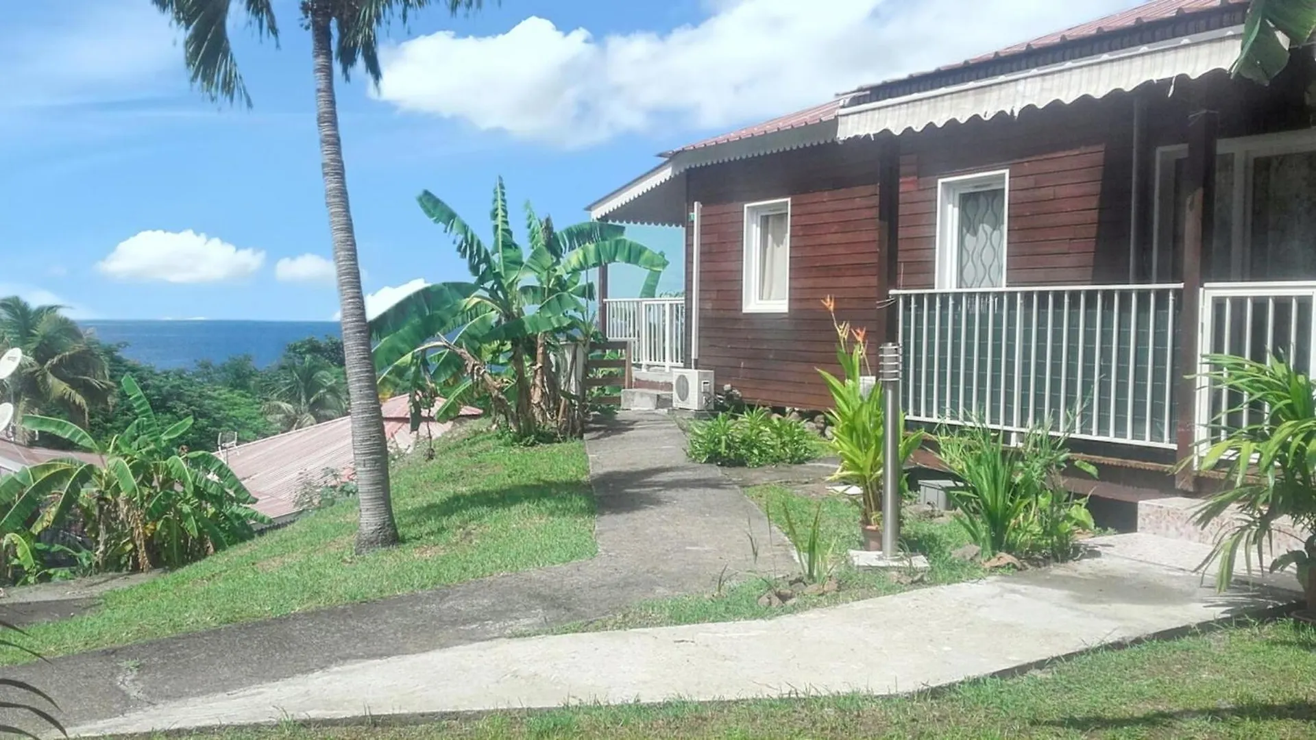 Bungalow de 2 chambres a Bouillante a 100 m de la plage avec vue sur la mer jardin amenage et wifi 0*,