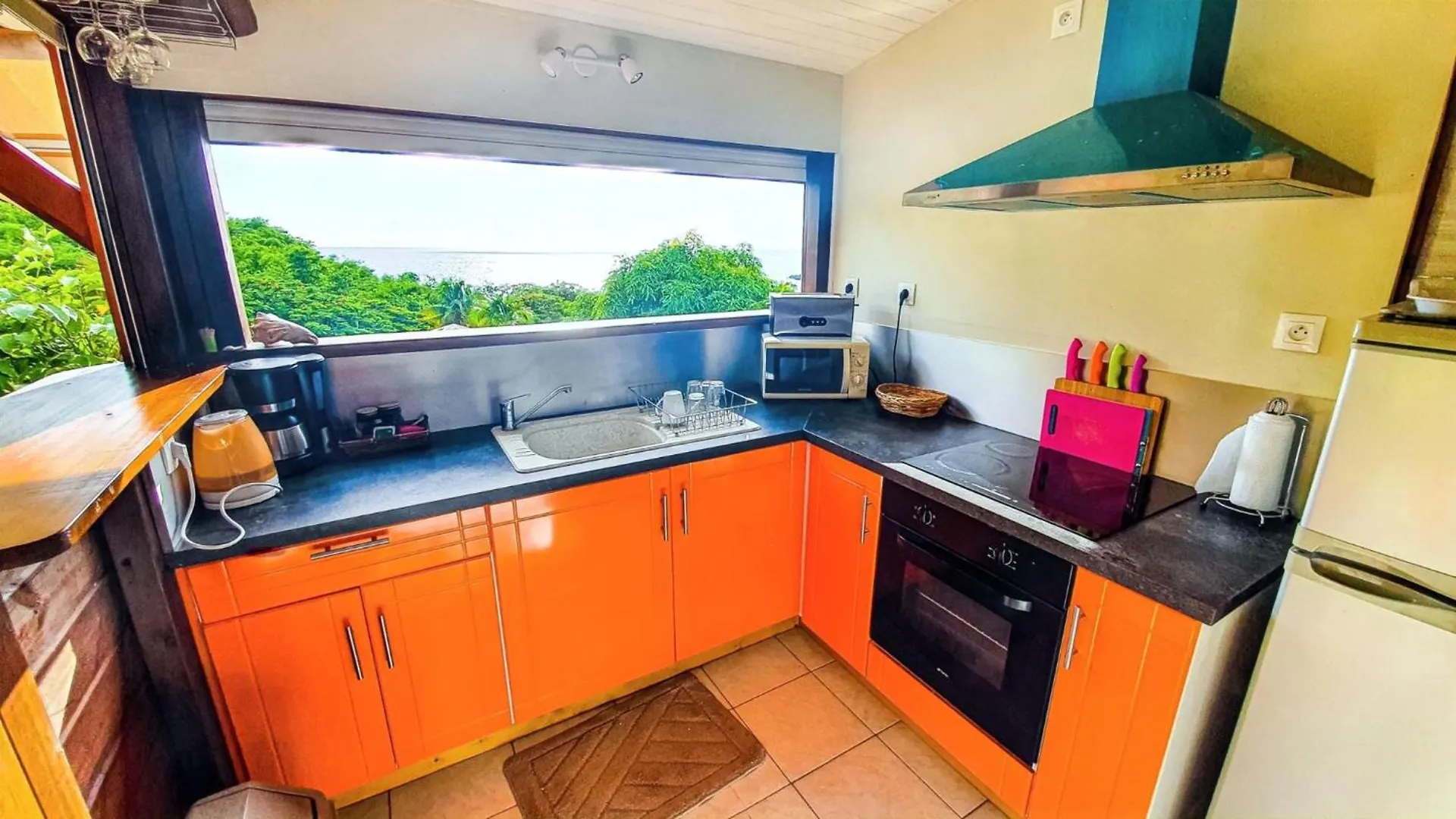 Hébergement de vacances Bungalow de 2 chambres a Bouillante a 100 m de la plage avec vue sur la mer jardin amenage et wifi