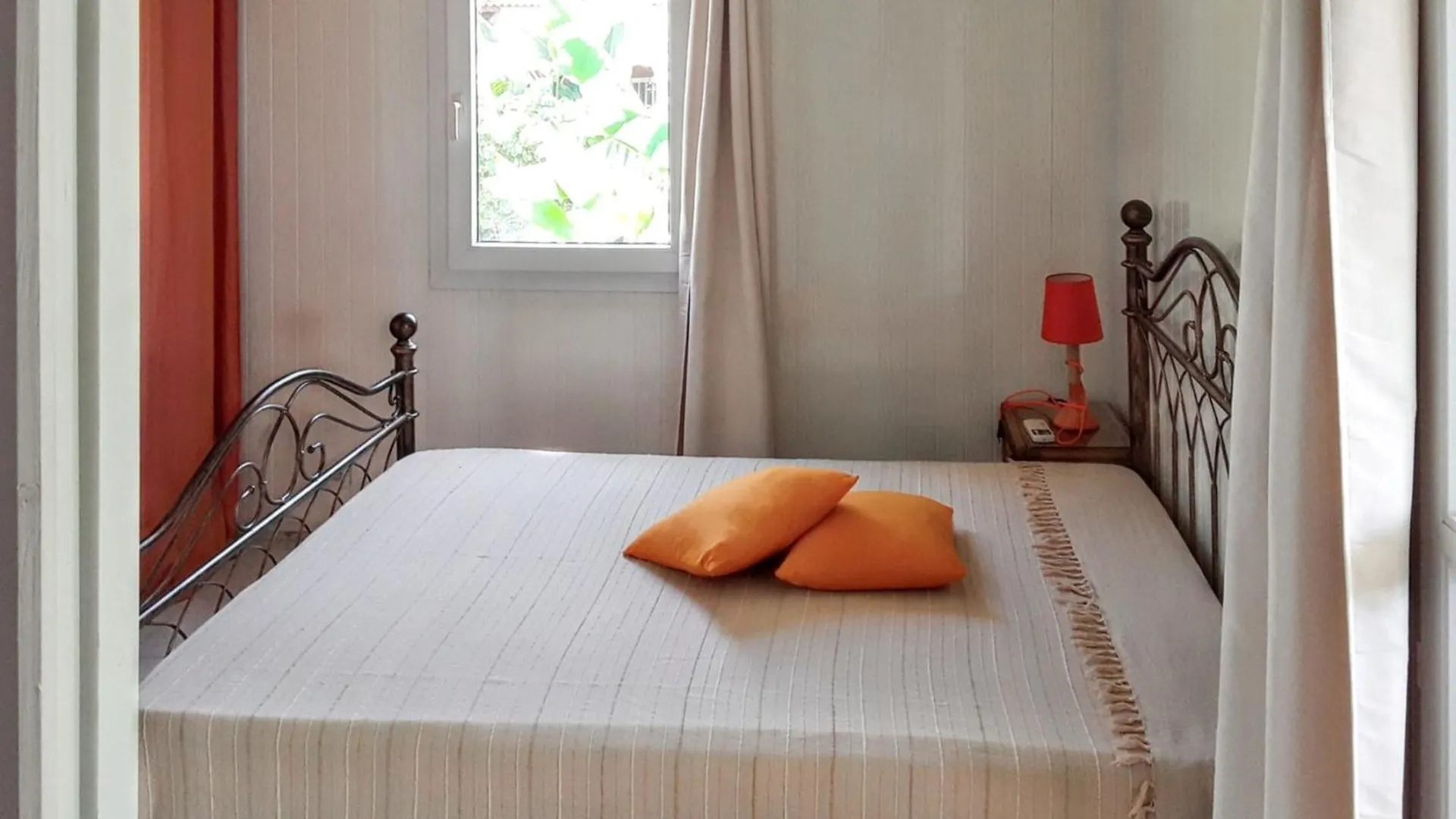 Bungalow de 2 chambres a Bouillante a 100 m de la plage avec vue sur la mer jardin amenage et wifi 0*,
