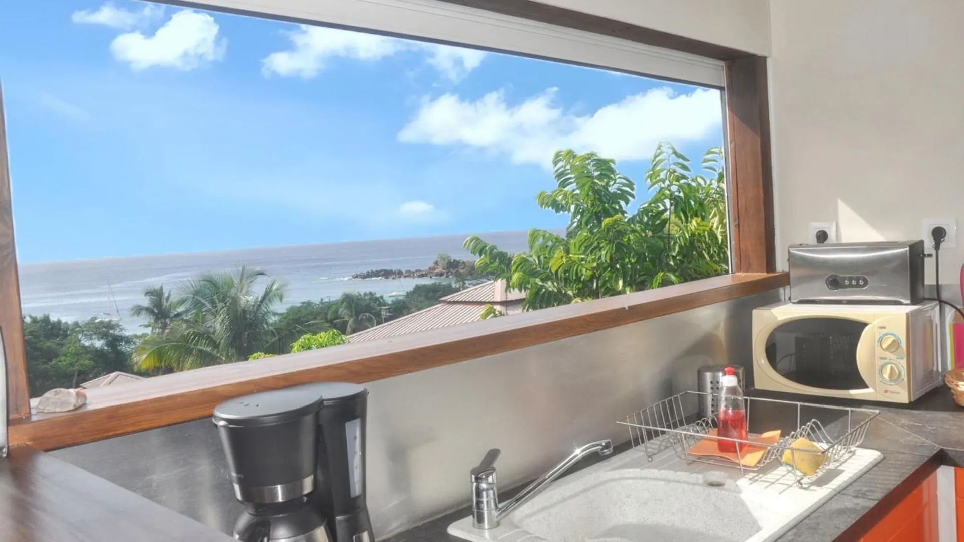 Bungalow de 2 chambres a Bouillante a 100 m de la plage avec vue sur la mer jardin amenage et wifi 0*,  Guadeloupe